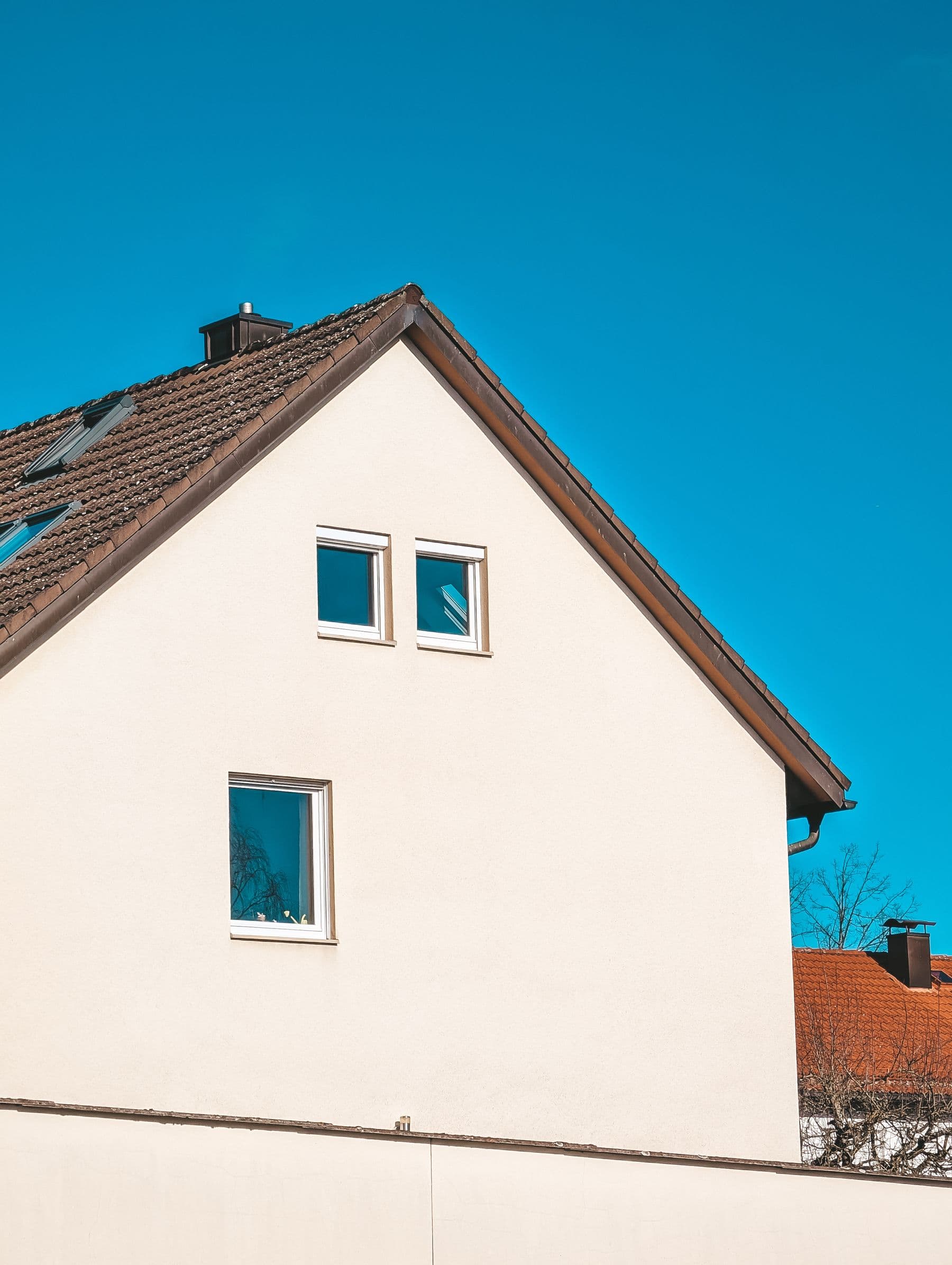 Giebel eines Einfamilienhauses vor blauem Himmel